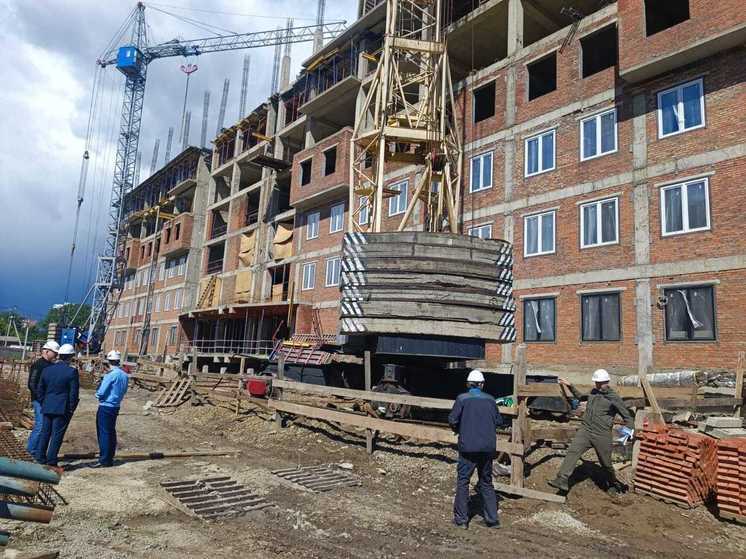 В Красноярске двое строителей упали в шахту лифта с 6 этажа