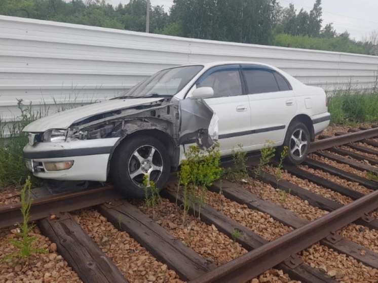 В Омске работник автомойки угнал машину клиента, разбил и бросил её