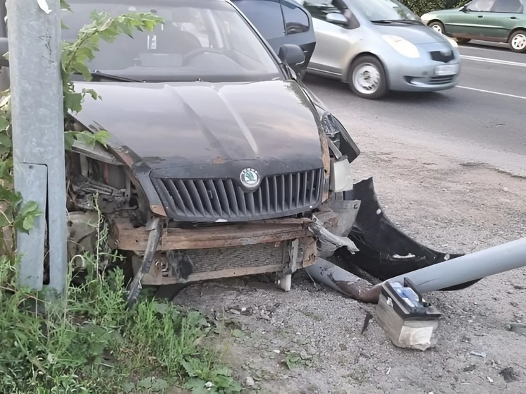 В Чебоксарах машина с детьми на борту врезалась в столб, избегая столкновения