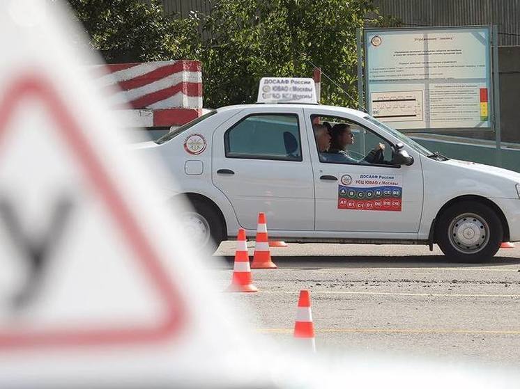 В Краснодаре мужчина брал деньги за помощь в поступлении в автошколу
