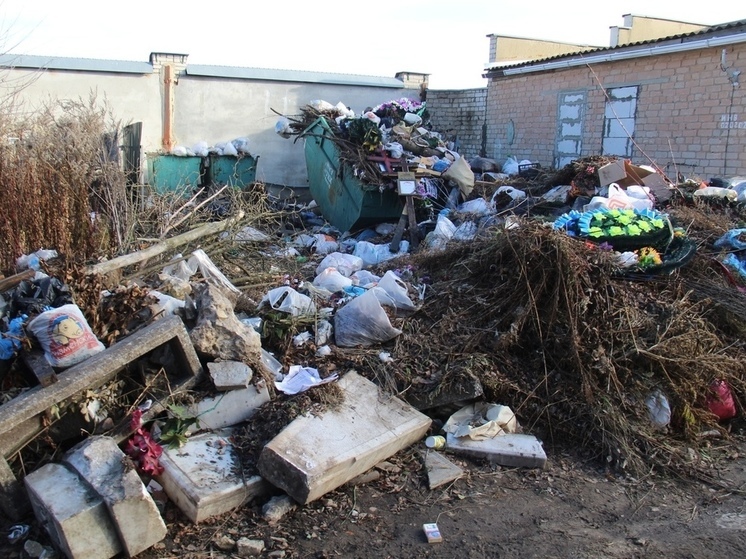 Мэра Орла возмутила ситуация с вывозом мусора с кладбищ