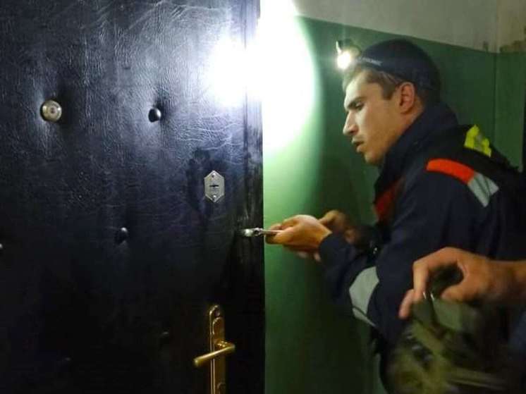 Спасатели помогли маме попасть в квартиру к малышу 3 лет