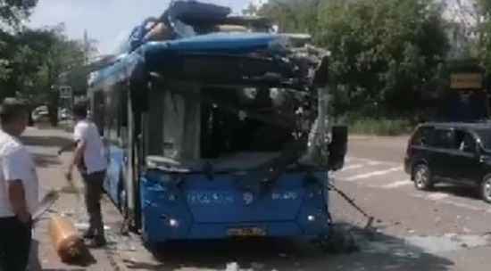 В Москве на крыше автобуса взорвался газовый баллон: видео