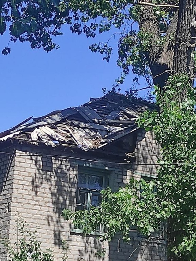 В Горловке украинский снаряд попал в крышу жилого дома