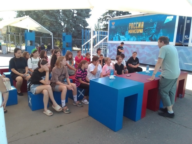 Школьники из Старобешево посетили мультимедийный автопоезд «Россия - Моя история»