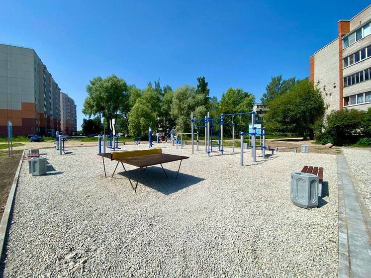 Благоустроенная спортивная площадка появилась во дворе домов Алтаева и Инженерной в Пскове