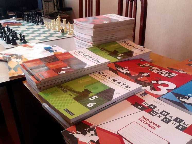 Русский дом в Оше подарил спортивной школе 260 книг по шахматам