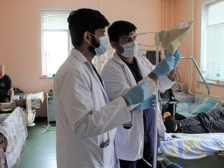 Медики из Индии и Египта проходят практику в травматологической больнице Сургуте