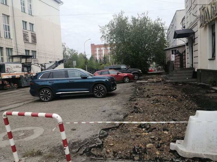 Жители Белинского в Томске рассказали о «развороченном» дорожниками дворе