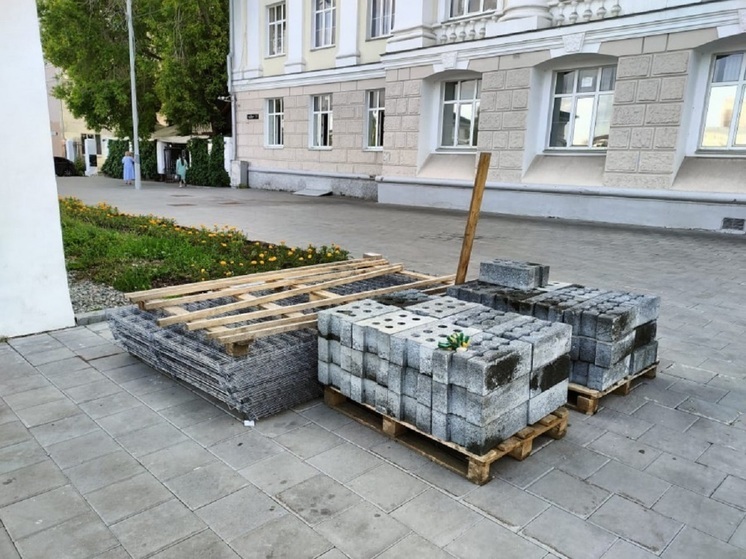 Плитку начали менять в Историческом сквере Екатеринбурга