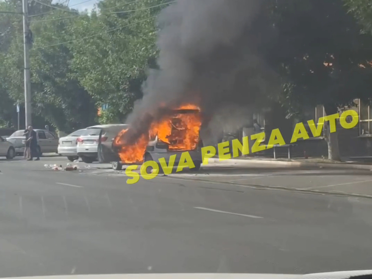 В Пензе на проспекте Победы сгорел автомобиль