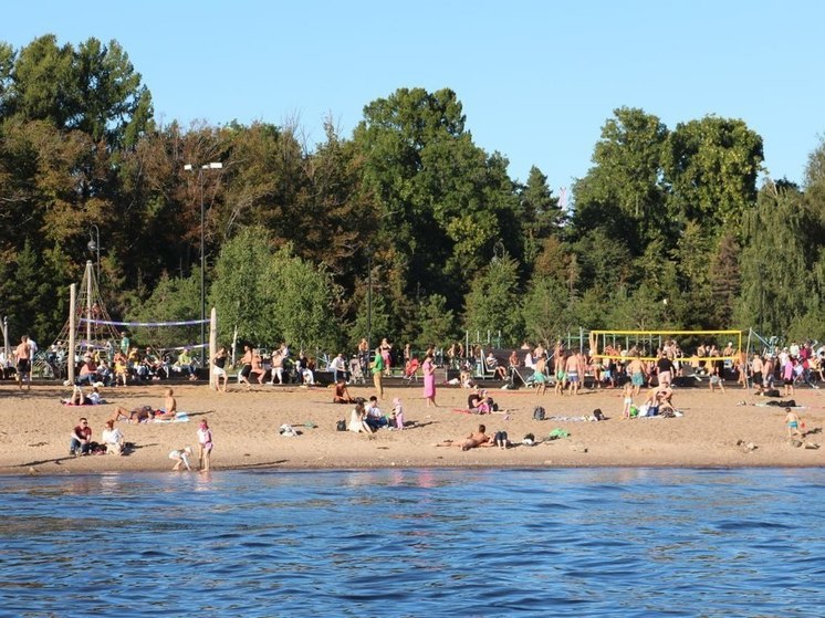 Петербуржцам напомнили, что может грозить за прогулки с голым торсом в жару