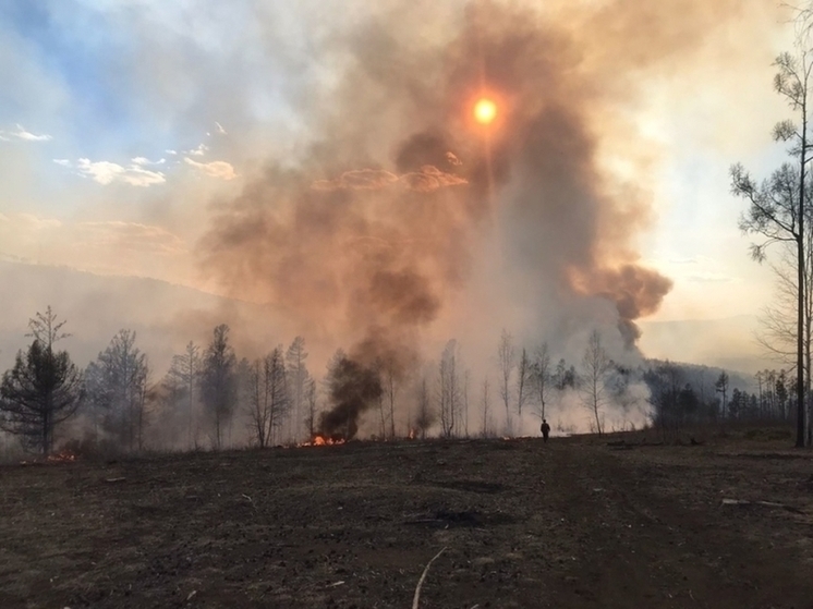 Пожар бушует возле Чары в Забайкалье