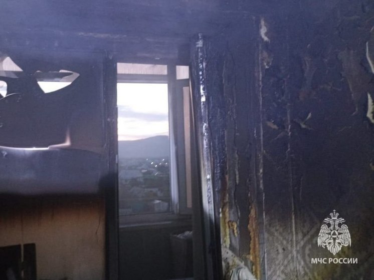 В Башкирии огнеборцам удалось спасти из горящей квартиры женщину
