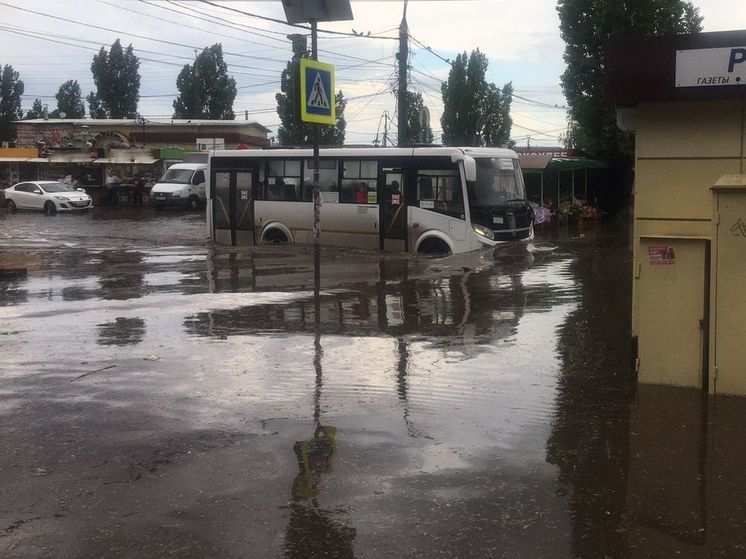 Автобус проплыл по улицам Воронежа