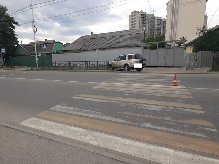Водитель мопеда сбил девушку на переходе в Пятигорске и повредил иномарку