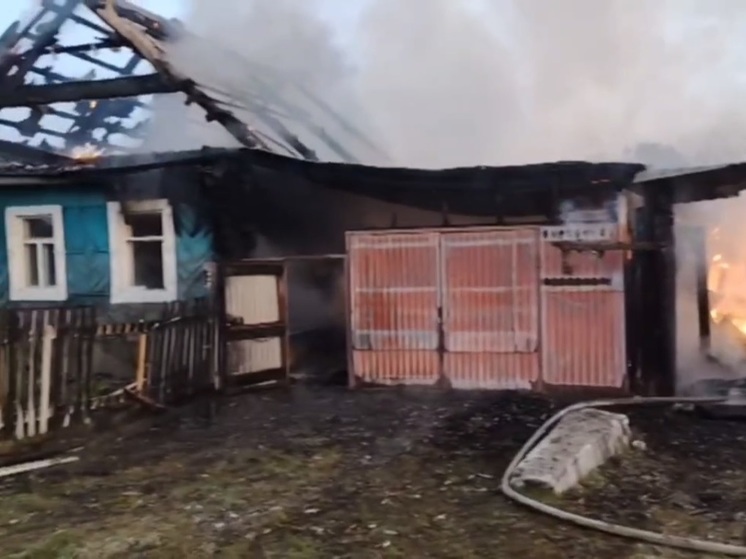 В Челябинской области крупный пожар лишил жилья сразу две семьи