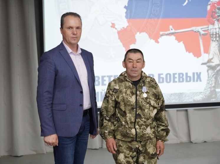 Ямальскому бойцу СВО вручили медаль «За отвагу»