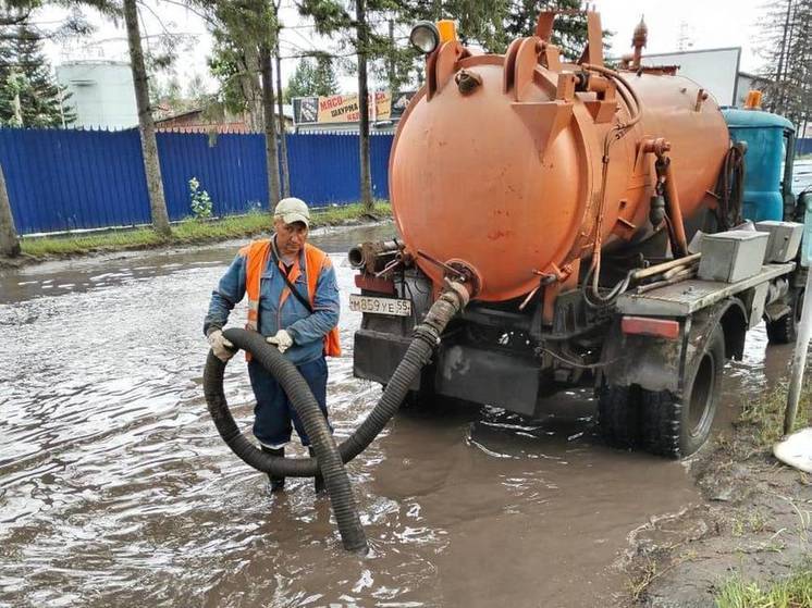 В Омске начали откачивать воду с дорог после дождя