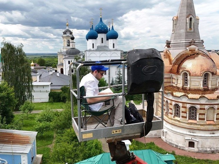 Однажды художник Кирилл Назаров решил взглянуть на Высоцкий монастырь с высоты птичьего полета и показать этот вид всем