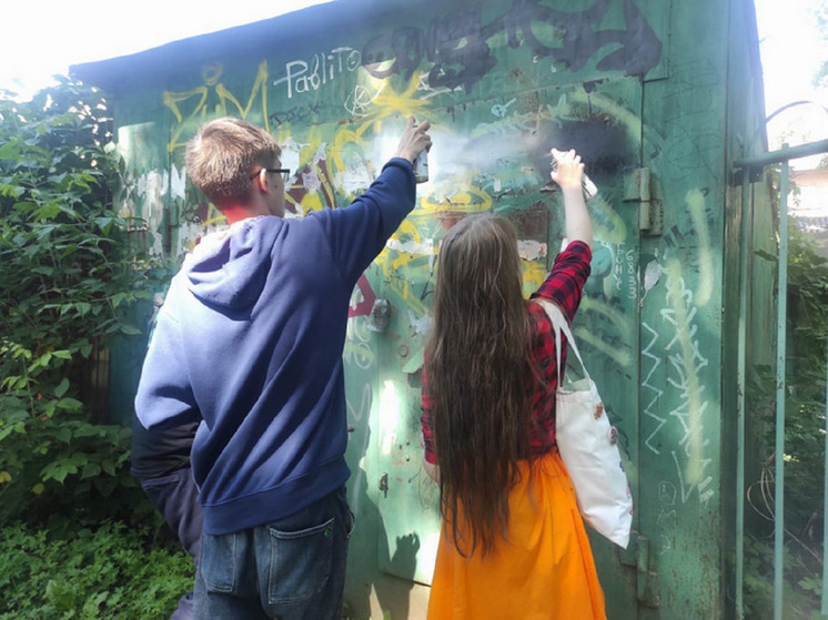 «Чистые стены» Костромы: волонтеры за день убрали с них 80 нарко-граффити