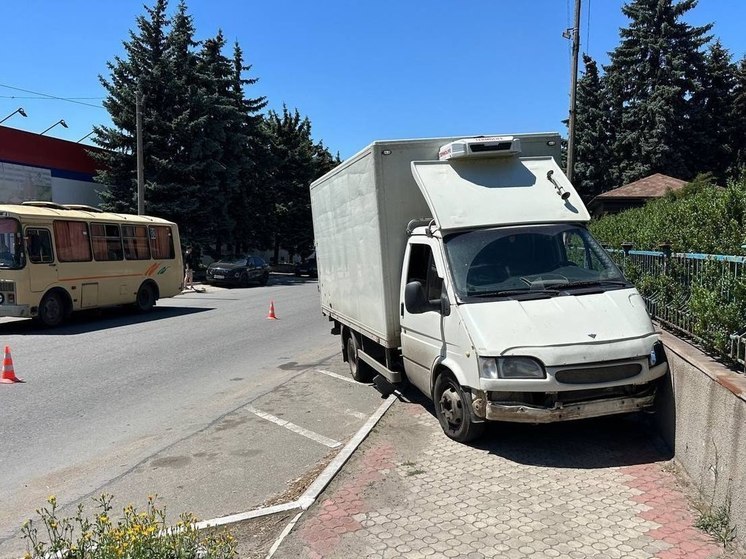 В Енакиево под колёсами фургона погиб мужчина