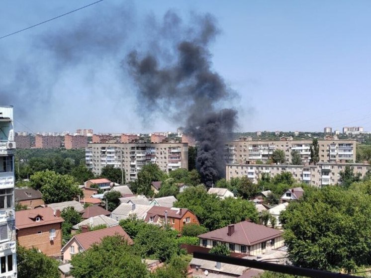 В Ростове на Саратовской до тла сгорел гараж