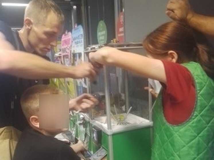 Ребенок застрял в аппарате с жевательной резинкой в Курской области