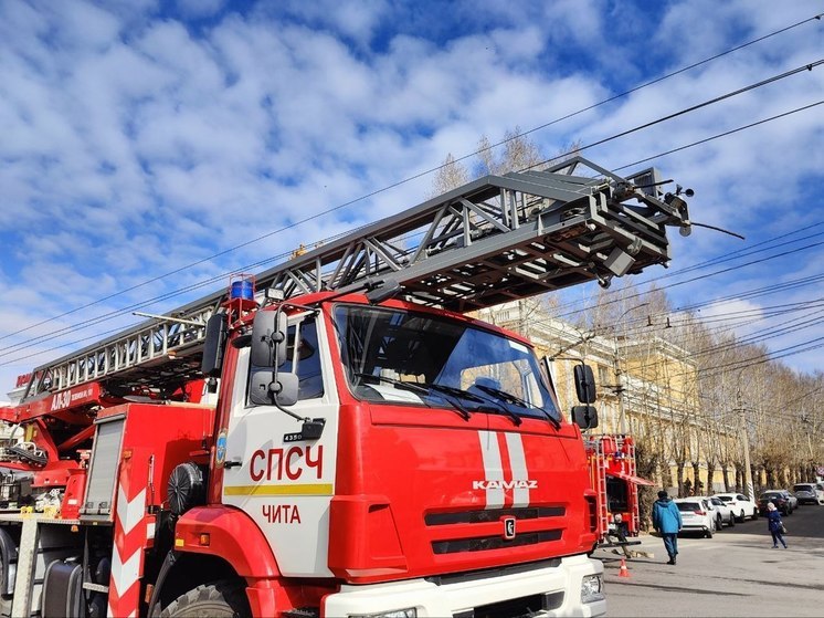 Пожарные приехали к дому в Чите из-за подгоревшей еды