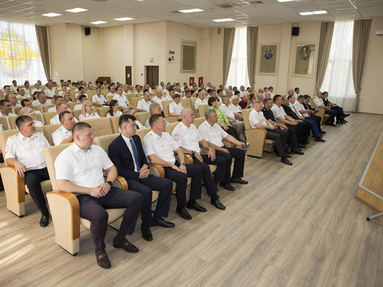 Сочинских сотрудников Госавтоинспекции поздравили с профессиональным праздником
