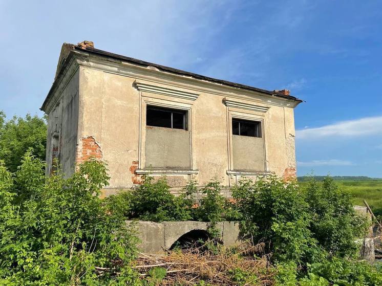 Прокуратура нашла в полях Яльчикского округа бесхозное здание и его изолируют