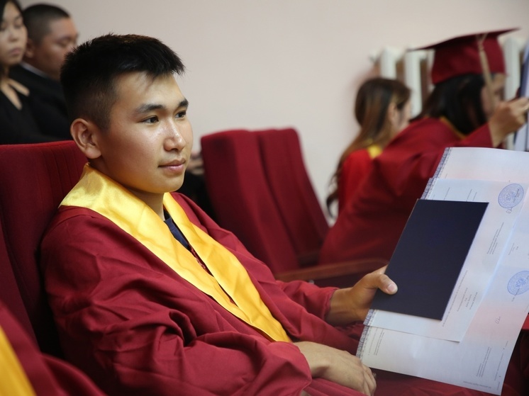 Выпускники физмата  Тувинского госуниверситета  получили дипломы