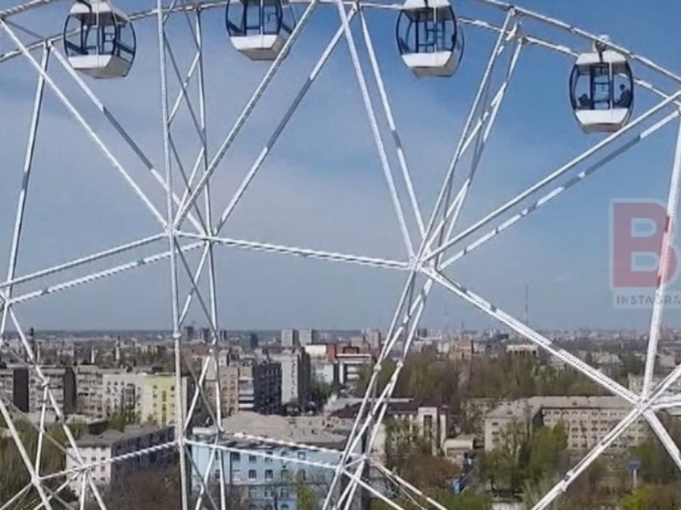 В Ростове из-за отключения света остановилось колесо с людьми в кабинах