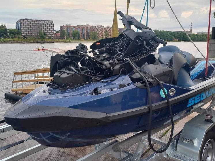 В Санкт-Петербурге на акватории Малой Невки произошло столкновение катера и гидроцикла.