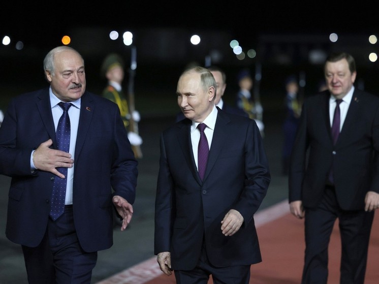«Известия»: Путин и Лукашенко неформально пообщались на саммите ШОС