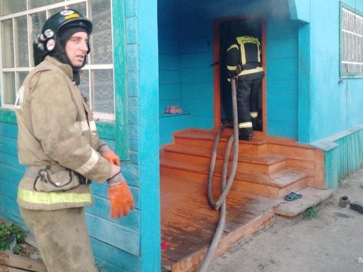 Два человека погибли при пожаре в частном доме в Алтайском крае