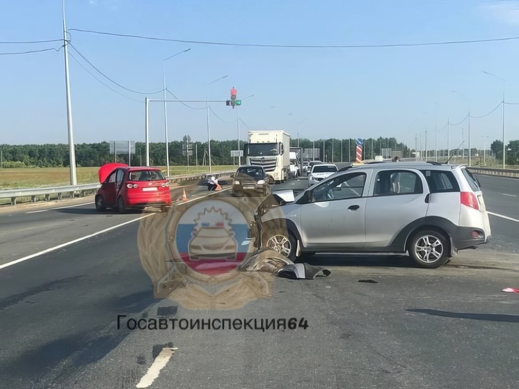 На федеральной трассе в Саратове столкнулись два автомобиля