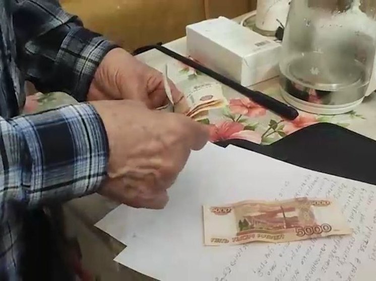 В Бердянске мошенник обманул доверчивого пенсионера на 63 тысячи рублей