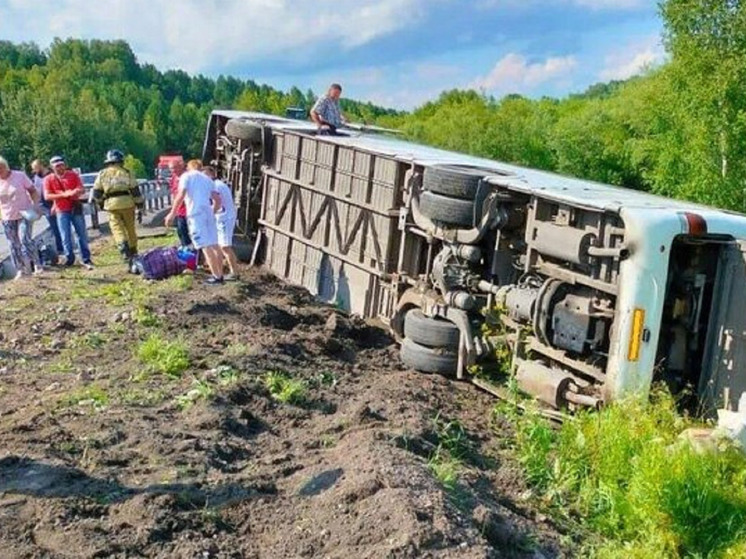 В Сибири пьяный водитель опрокинул автобус с 30 пассажирами