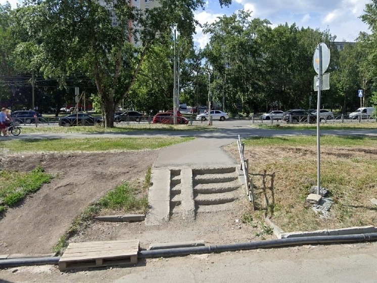 В Екатеринбурге уберут под газон лестницу, на которую жаловались жители