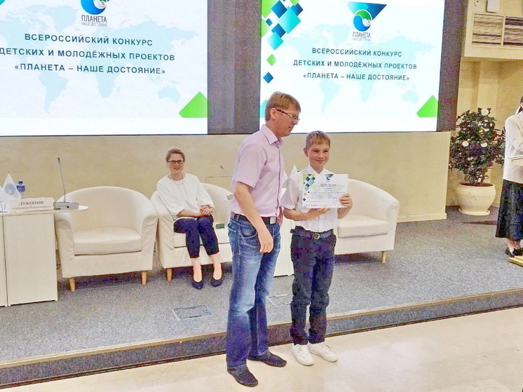 Мальчик из Лабытананги собрал листья иван-чая и победил во Всероссийском конкурсе