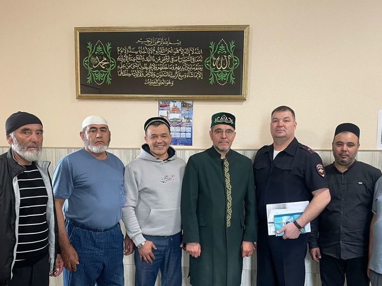 Надымские полицейские рассказали в мечети о миграционном законодательстве