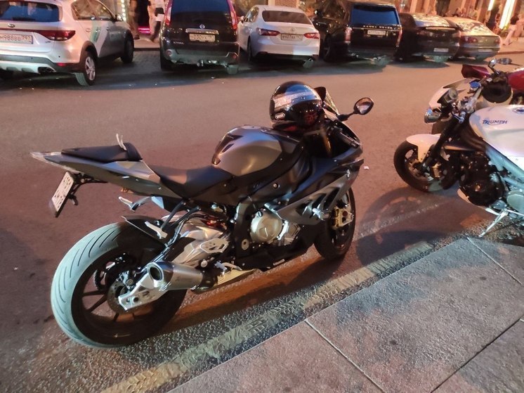 На проспекте Стачек в Петербурге мотоциклист столкнулся с двумя автомобилями