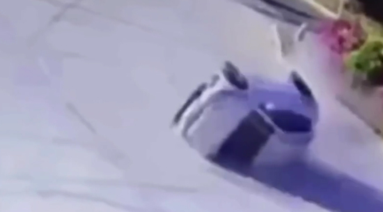В Турции перевернутая машина въехала на АЗС на крыше: видео
