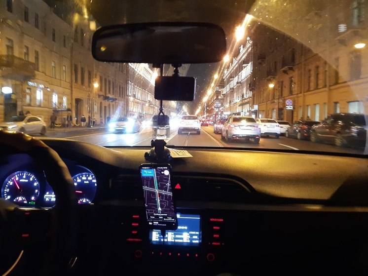 Таксист атаковал пассажира перцовым баллончиком в Петербурге