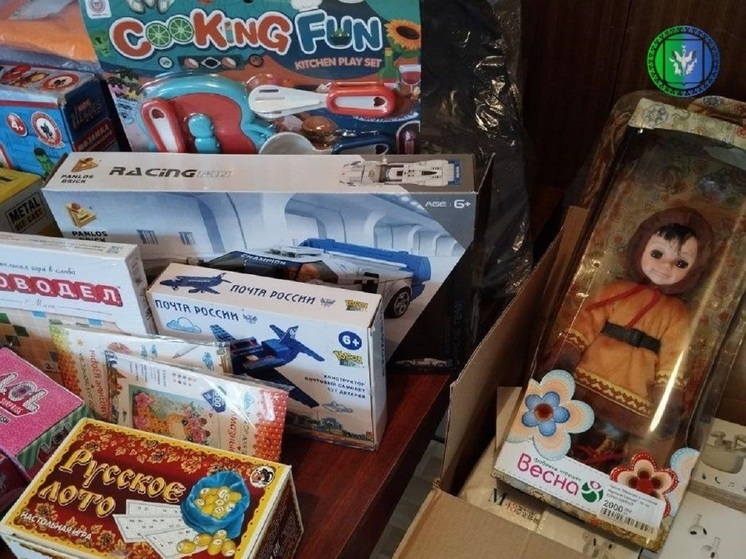 Сладости и игрушки доставили детям Волновахи из Шурышкарского района