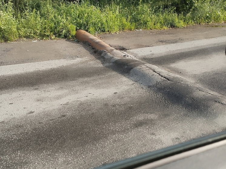 Водители в Петрозаводске по встречной полосе объезжают трубу на дороге