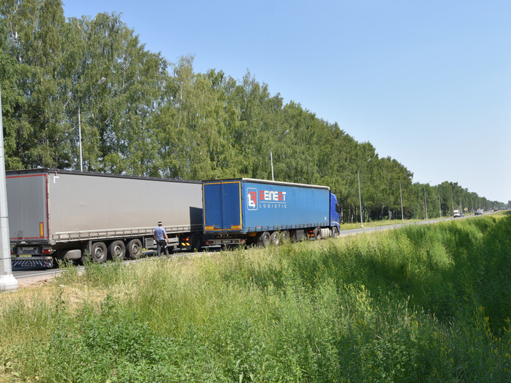 Из-за жары на въездах в Кострому остановлено более 50 грузовых фур