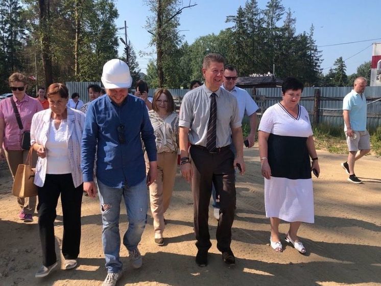 «Партийный десант» побывал на стройке школы в поселке Караваево Костромского района