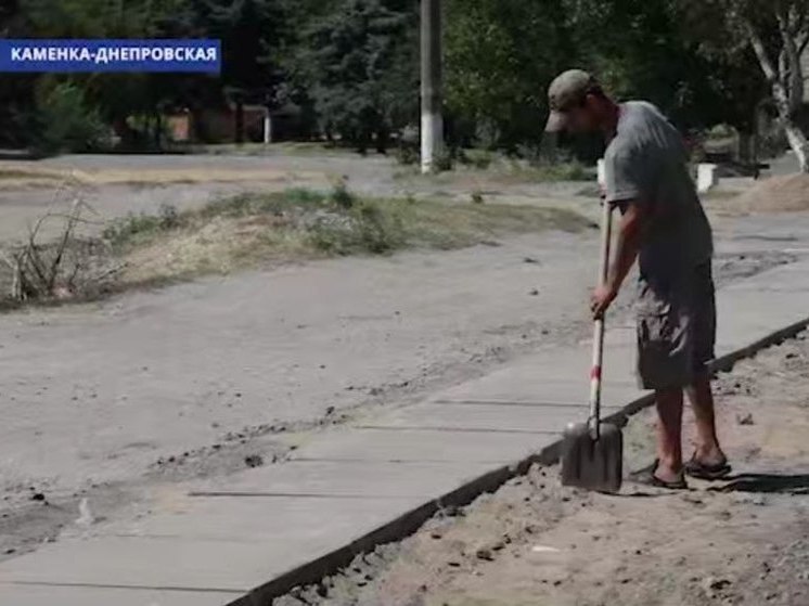 В Каменке-Днепровской ремонтируют дорогу к городскому рынку